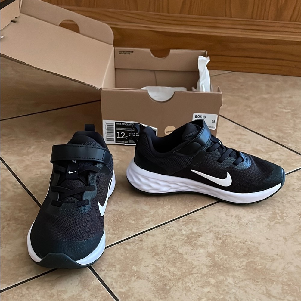 Nike size 12 Revolution 6 NN